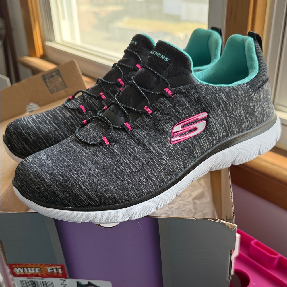Skechers Women's Black and Pink Sneakers